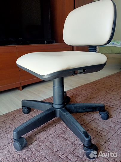 Стул для мастера маникюра бу