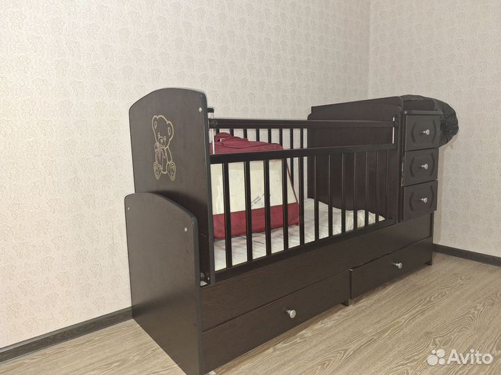 Детская кроватка с маятником и ящиком