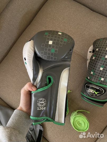 Боксерские перчатки и защита ног