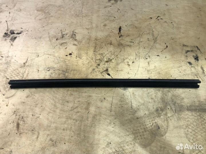 A9607250766 Уплотнитель стекла двери Mercedes