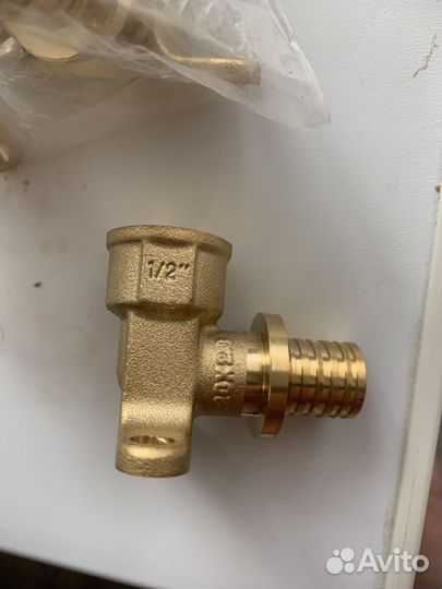 Угол настеный с внутреней резьбой