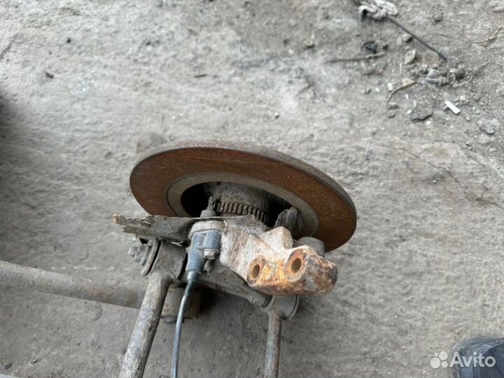 Кулак задний правый Kia Spectra