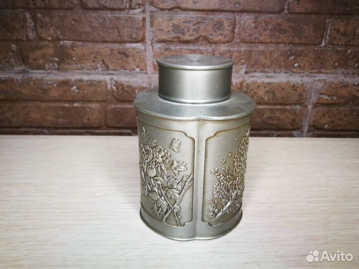 Красивая оловянная чайница. Рельефные цветы