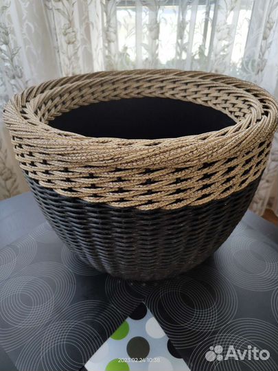 Кашпо из искусственного ротанга