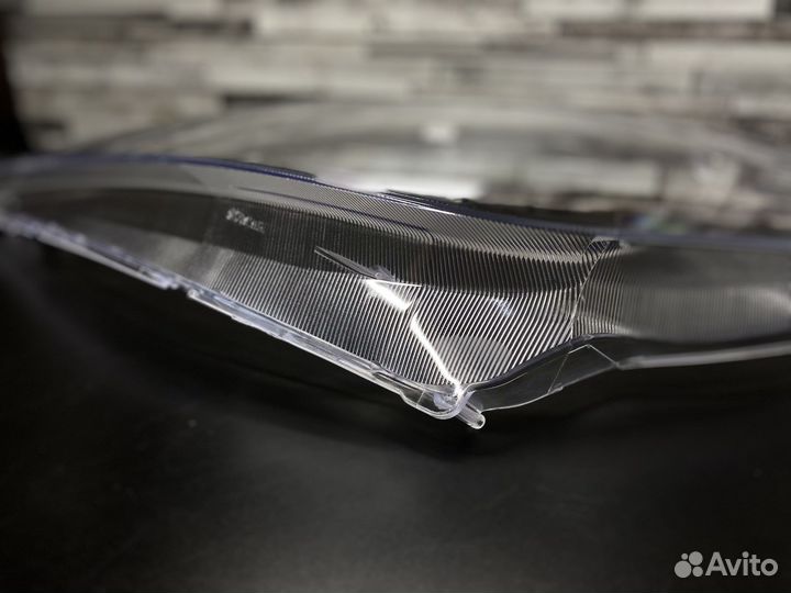 Стекло фары Toyota Estima II рест. (2003-2006гг.)