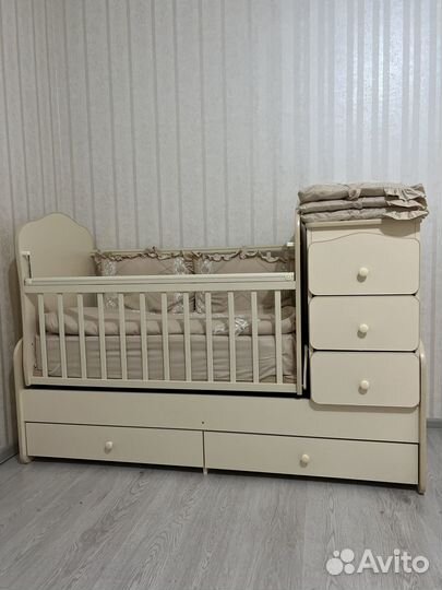 Детская кроватка с маятником