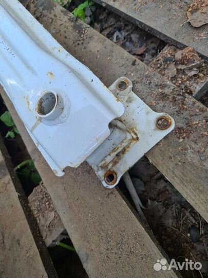 Усилитель бампера задний Skoda Yeti 2011