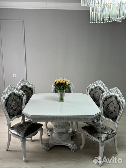 Стол и стулья