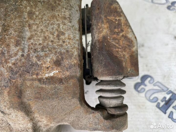 Суппорт правый передний Mitsubishi Outlander 1