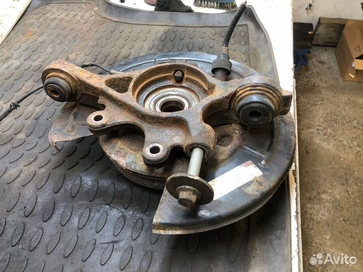 Кулак задний левый Land Rover Discovery 3