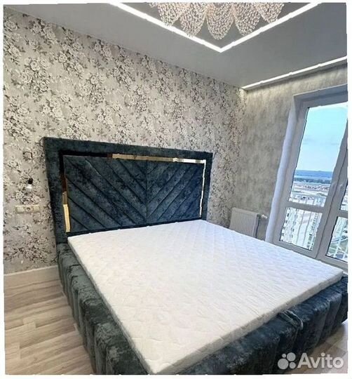 Двуспальная кровать с мягким изголовьем