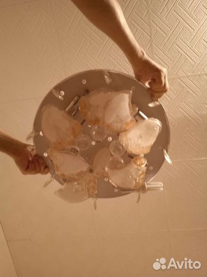 Люстра переключается на дистанционке и святиль