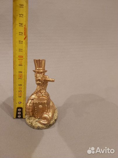 Статуэтка бронзовая на подставке