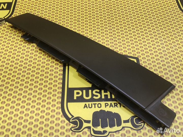 Молдинг центральной стойки внешний правый