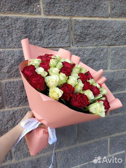 Букет из 51 красной и белой розы 40 см