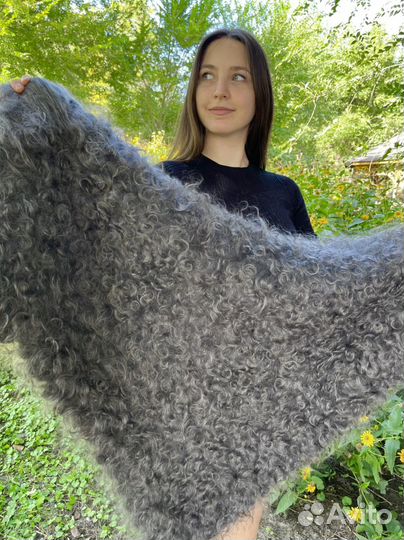 Пуховая косынка серая кудрявая