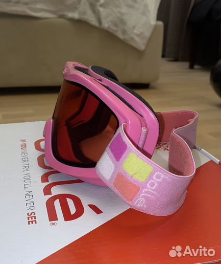 Горнолыжные очки и перчатки