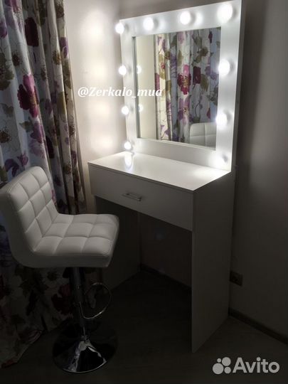 Гримерный столик с зеркалом 80/80