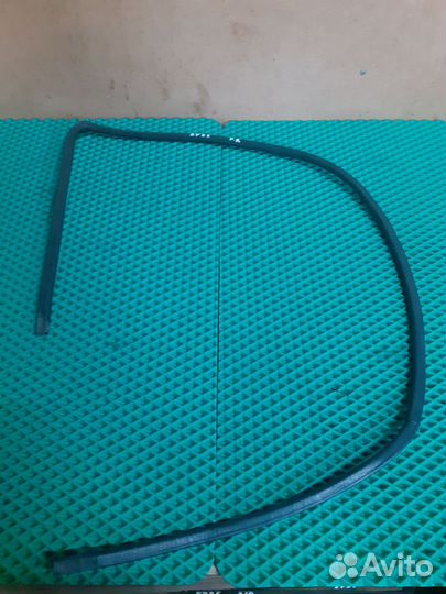 Уплотнитель двери перед прав Toyota Starlet EP85