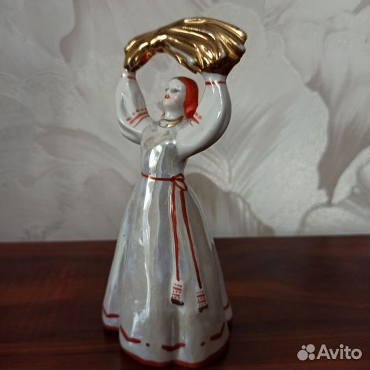 Статуэтка Девушка со снопом