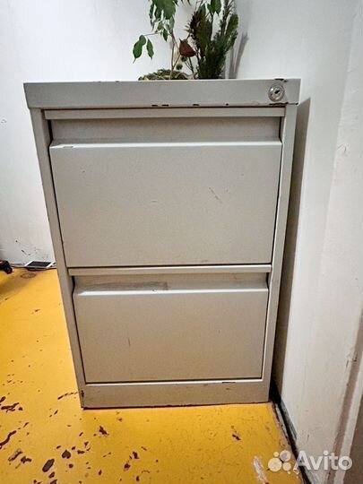Тумба металлическая с выдвижными ящиками