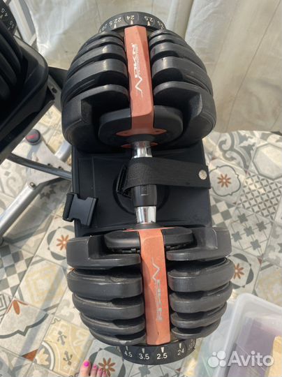 Стойка для гантелей с гантелями в наборе