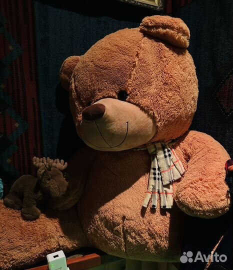 Большой плюшевый медведь