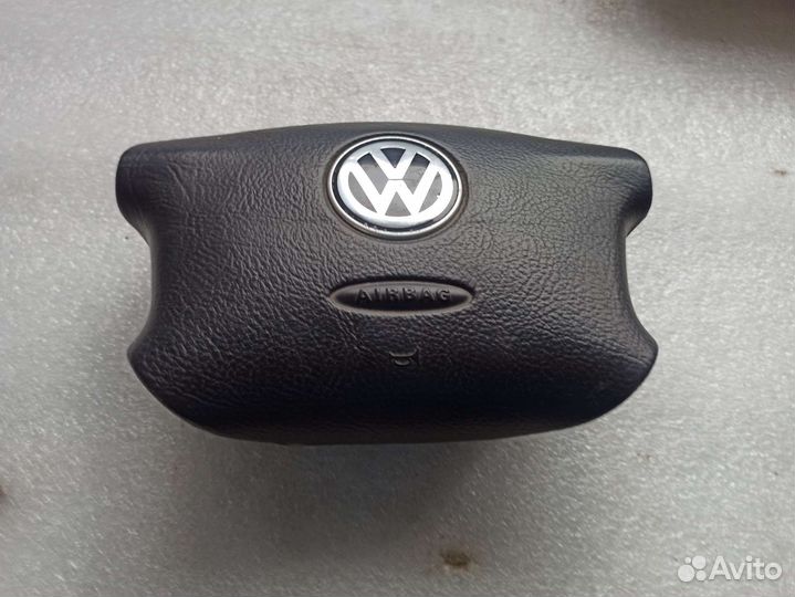 Подушка безопасности водителя Volkswagen Passat b5