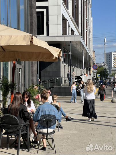 Аренда рейлов в шоуруме женской одежды