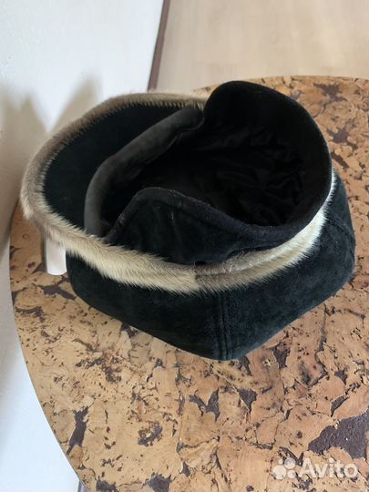 Женская замшевая кепка с меховой отделкой