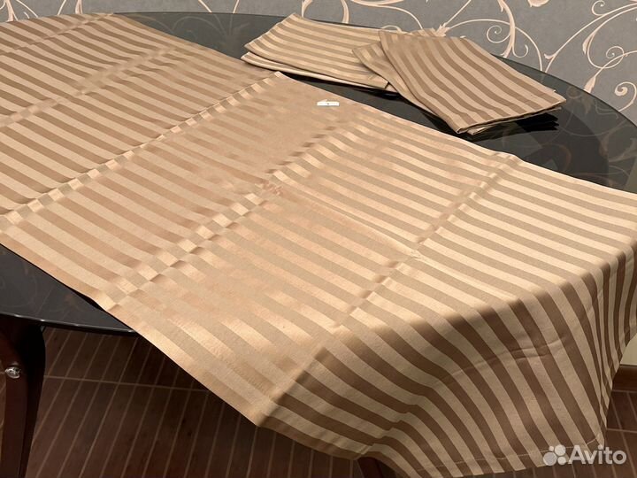 Набор из дорожки и салфеток для стола.Globus