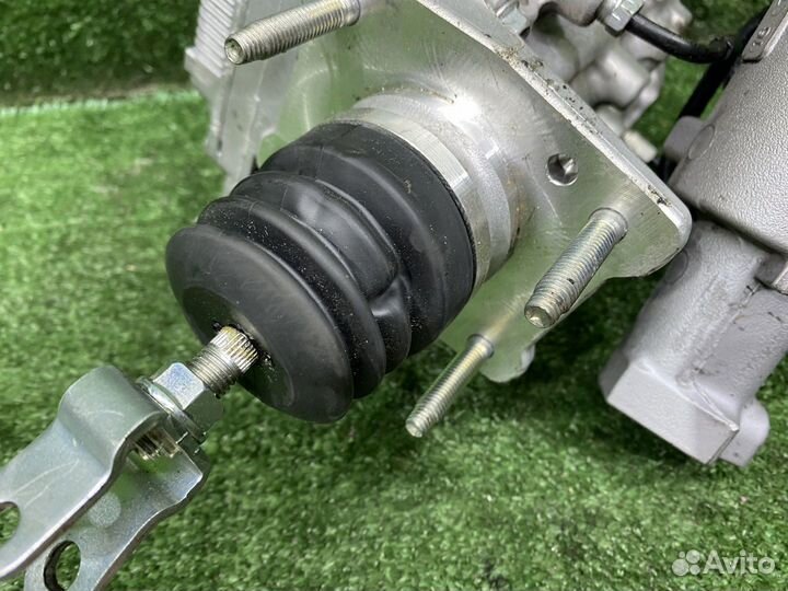 Главный тормозной цилиндр toyota voxy ZWR80 2ZR-FX