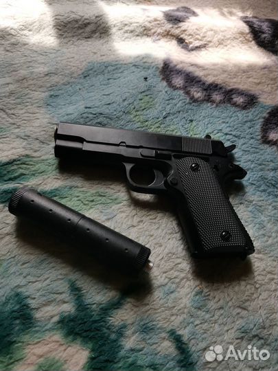 Пистолет игрушечный + немного патронов