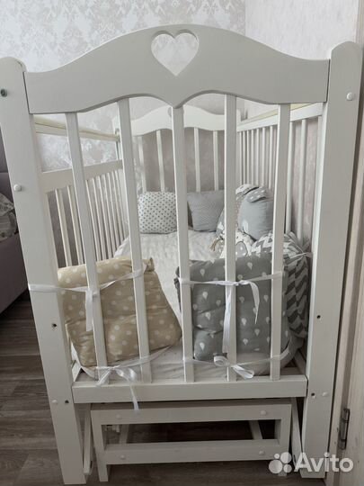 Кроватка детская с маятником