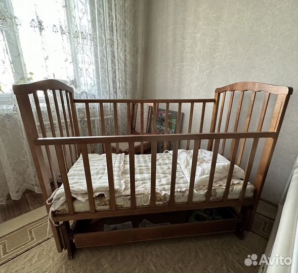 Детская кроватка с маятником