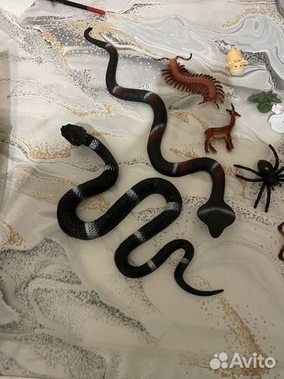 Фигурки насекомых и рептилий