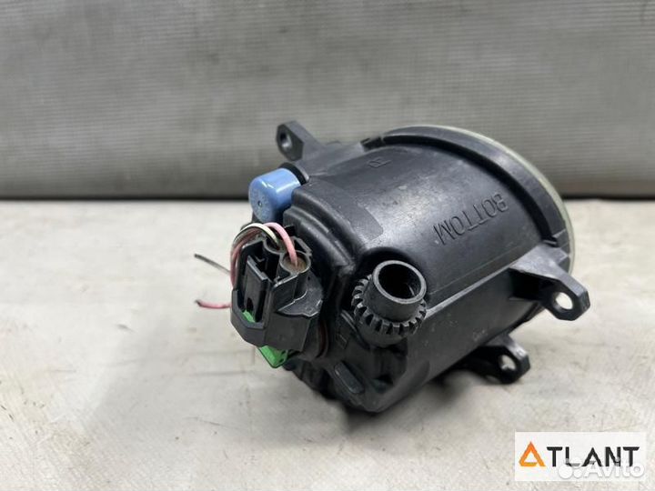 Туманка передняя правая toyota isis