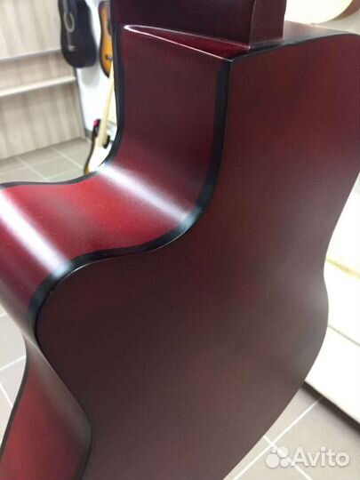 Акустическая гитара с орнаментом