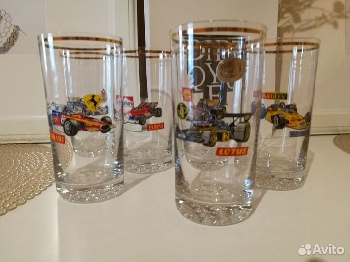 Высокие стаканы с гоночными машинами