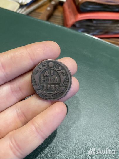 Различные коллекции монет и купюр