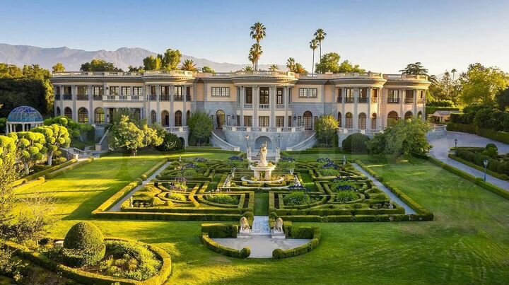 Дом 1100 м² на участке 95 сот.