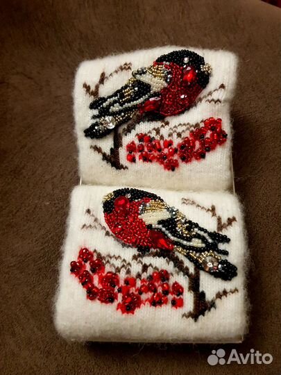 Варежки снегири из шерсти расшитые бисером