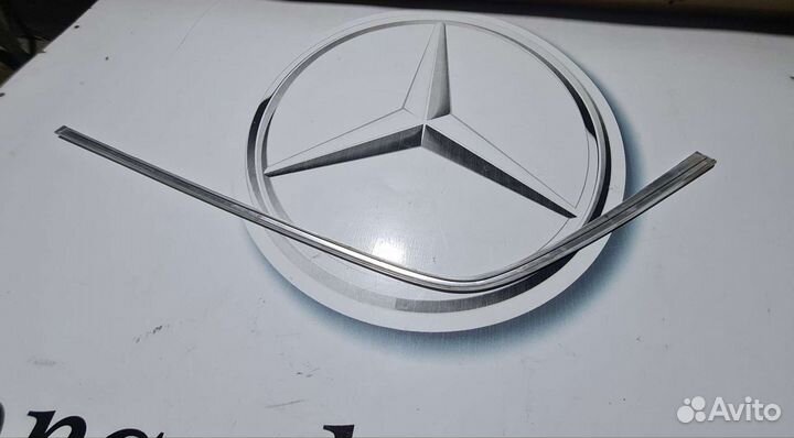 Молдинг заднего левого стекла Mercedes GL166