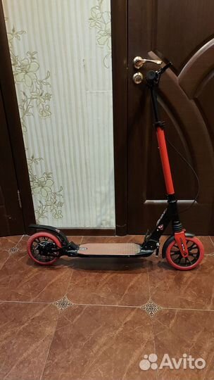 Самокат с ручным тормозом
