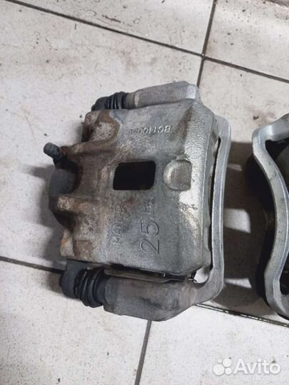 Передние тормозные суппорта Хендай Саната