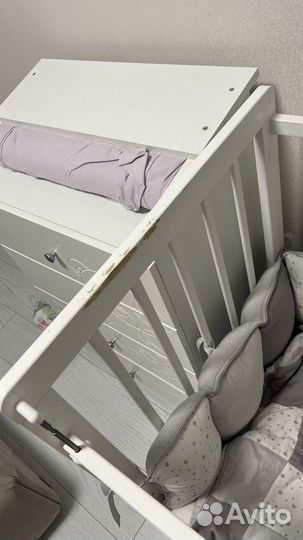 Детская кроватка с маятником и ящиком