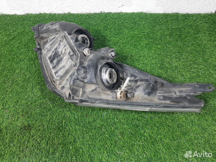 Фара правая на Toyota Wish 1
