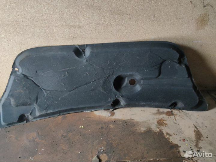 Уплотнитель капота Toyota Prius NHW20 1nzfxe(1.5L)