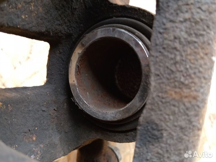 Суппорт задний правый Nissan Murano Z50