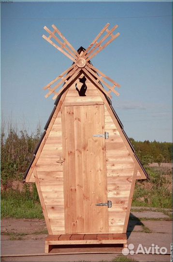 Уличный туалет с декором PUU